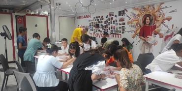akbank-deprem-bolgesindeki-genclerle-yol-arkadasligina-devam-ediyor-guzel-yarinlar-hareketi-malatyada.jpg