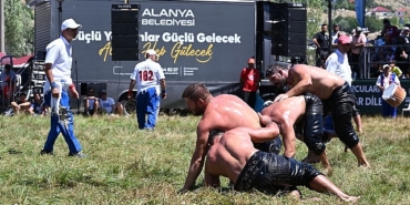 baskan-bocek-alanya-gokbel-yagli-pehlivan-gureslerinde.jpg