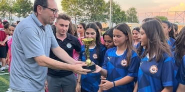 izmirin-futbolcu-kizlari-gelecege-umut-oldu.jpg
