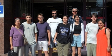 cicegi-burnunda-egelilere-kurulan-stantlarda-universitenin-imkanlari-anlatiliyor.jpg