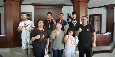 didim-arena-boks-kulubu-antrenoru-milli-boksor-dincer-cankaya-ve-sampiyon-boksorler-didim-belediye-baskani-hatice-gencayi-ziyaret-etti.jpg