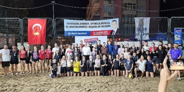 golcuk-plaj-voleybolunu-cok-sevdi.jpg