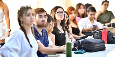 izmir-ve-avrupa-gencligi-bulustu.jpg