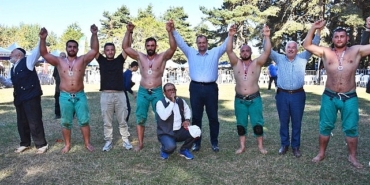 iznik-elmali-mahallesi-alic-yaylasi-5-karakucak-guresleri-muhtesem-bir-katilim-ve-kiran-kirana-gecen-mucadelelere-sahne-oldu.jpg