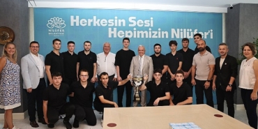 sampiyonluk-sevincini-baskan-sadi-ozdemirle-paylastilar.jpg