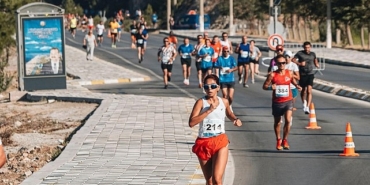 sedoxy-sports-events-organizasyonuyla-gerceklesecek-olan-uluslararasi-ayvalik-kurtulus-yari-maratonu-14-eylul-cumartesi-gunu-yerli-ve-yabanci-1000-sporcunun-katilimiyla-kosulacak.jpg