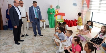selcuklu-belediye-baskani-ahmet-pekyatirmaci-hatice-hatun-cocuk-mektebini-ziyaret-ederek-burada-egitim-alan-ogrencilerle-bir-araya-geldi.jpg