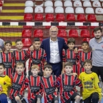 thf-baskani-ugur-kilic-mini-mini-turkiye-hentbol-sampiyonasinda-oyuncular-ile-bulustu.jpg