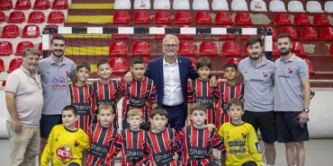 thf-baskani-ugur-kilic-mini-mini-turkiye-hentbol-sampiyonasinda-oyuncular-ile-bulustu.jpg