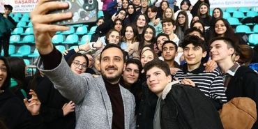 bagcilar-belediyesinden-universite-ogrencilerine-10-bin-tl-basari-odulu.jpg