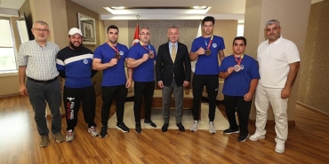 baskan-buyukakin-dunya-sampiyonlariyla-bulustu.jpg