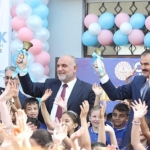 baskan-ibrahim-sandikci-ilcemizde-ilkokul-birinci-sinifa-baslayan-tum-ogrencilerimize-canta-ve-kirtasiye-seti-hediye-ettik.jpg