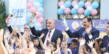 baskan-ibrahim-sandikci-ilcemizde-ilkokul-birinci-sinifa-baslayan-tum-ogrencilerimize-canta-ve-kirtasiye-seti-hediye-ettik.jpg
