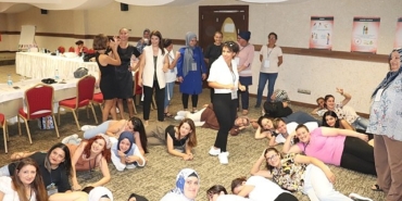 depremden-etkilenen-isitme-engelli-kadinlara-saglik-egitimi.jpg