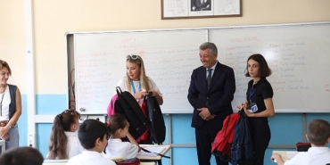 guzelbahce-belediyesinden-ogrencilere-canta-ve-kirtasiye-destegi.jpg