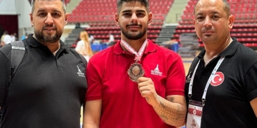 izmirli-sporcular-madalyalarla-dondu.jpg