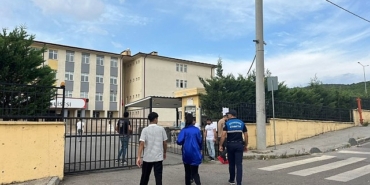 kocaeli-buyuksehir-belediyesi-zabitasi-kpssye-girecek-olan-ogrencilere-yardimci-oldu.jpg