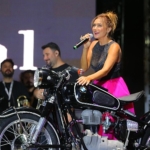 sevval-samdan-sahnede-motosiklet-surprizi.jpg