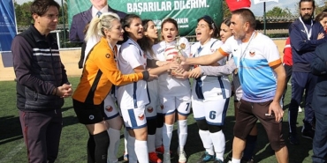 kadinlar-futbol-oynarsa-dunya-yerinden-oynar.jpg