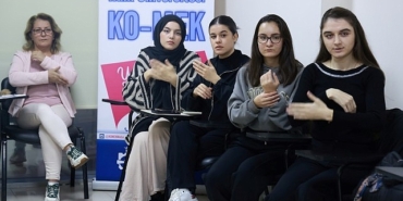 kiz-isteyebilmek-icin-isaret-dili-ogrendiler.jpg