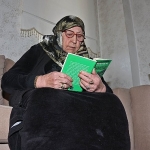 84-yasindaki-ayse-nine-okuma-yazmayi-afrikali-cisse-turkceyi-atasemde-ogreniyor.jpg