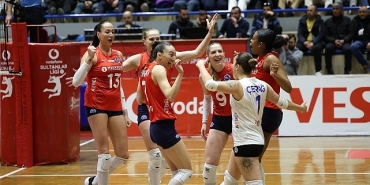 aydin-buyuksehir-belediyespor-kadin-voleybol-takimindan-farkli-galibiyet.jpg