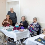 konakin-ileri-yas-kursiyerleri-sevgi-koprusu-oruyor.jpg