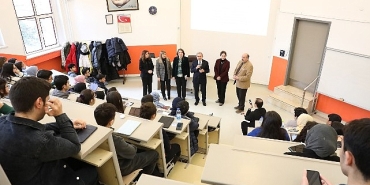rektor-unuvar-tip-fakultesi-ogrencileri-ile-ayni-sirada-ders-dinledi.jpg