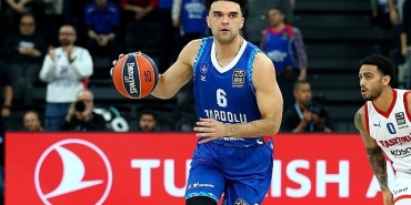anadolu-efes-spor-kulubu-turkish-airlines-euroleaguein-25-yilina-ozel-90lar-nostalji-formasi-ile-parkeye-cikti.jpg