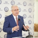 rektor-budak-ege-universitesi-ailesinin-ramazan-bayramini-kutladi.jpg