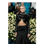 gigi-hadid-ve-miley-cyrus-met-galaya-maybelline-new-york-ile-hazirlandi.jpg