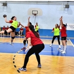 izmir-buyuksehir-belediyesi-spor-kulubu-hentbol-takimlariyla-parliyor.jpg