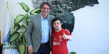 kartepeli-sporcu-dogukan-baskan-kocamani-ziyaret-etti.jpg