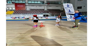 buz-sporlari-salonunda-tekerlekli-paten-egitimi-basliyor.jpg