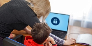dijital-dunyada-cocuklarinizi-yalniz-birakmayin.jpg