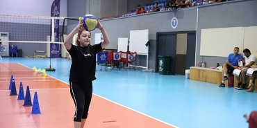 baskan-cercioglu-minik-sporculari-voleybolla-bulusturuyor.jpg