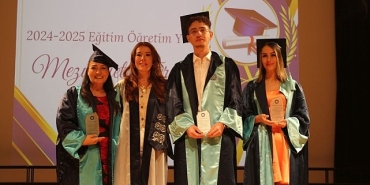 ege-universitesi-emel-akin-myoda-mezuniyet-sevinci.jpg