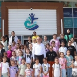 baskan-altay-yaz-tatilinde-yuzme-ogrenen-cocuklarla-bulustu.jpg