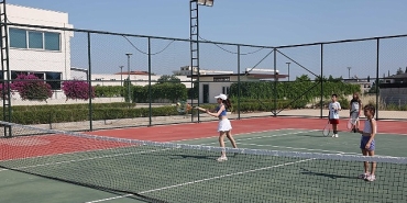 buyuksehir-belediyesi-dosemealtinda-yeni-tenis-kursu-acti.jpg