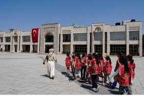 konyada-3-bin-ogrenci-6-tarihi-mekanda-6-tarihi-karakteri-taniyor.jpg