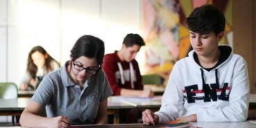 ortaokul-yillarinda-sosyal-ve-duygusal-gelisim-en-az-akademik-basari-kadar-dikkate-alinmali.jpg