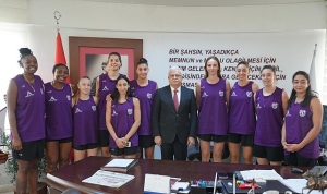 aslan-yol-burhaniye-belediyespor-kadin-basketbol-takimindan-baskan-devecilere-ziyaret.jpg