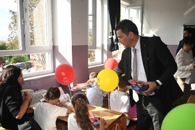baskan-erkan-aydindan-ogrencilere-ilk-ders-surprizi.jpg