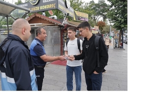 baskan-rasim-aridan-ogrencilere-bitmeyen-kalem-surprizi.jpg