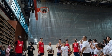 corendon-turizm-grubu-ve-zicev-cocuklari-anadolu-efes-antrenmanini-ziyaret-etti.jpg