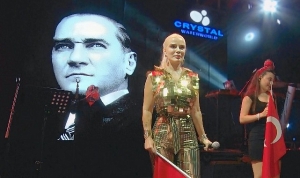 omur-gedik-konserinde-4-bin-turk-bayragi-dagitildi.jpg