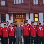 baskan-sezer-voleybol-takimina-moral-verdi.jpg