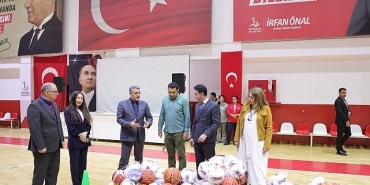 bayraklidaki-okullara-spor-malzemesi-destegi.jpg