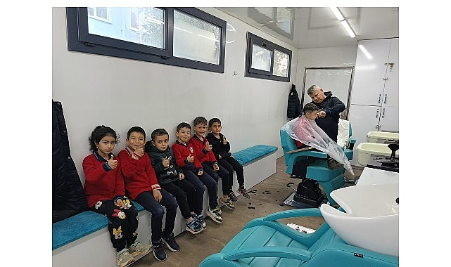 Mobil Kuaför Tırı öğrencilerin hizmetinde