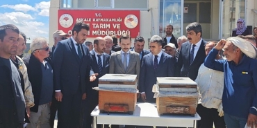 akfen-yenilenebilir-enerjiden-dunya-ari-gunu-kapsaminda-askalede-ureticilere-yuzde-70-hibeli-arili-kovan-destegi.jpg